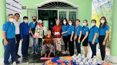 THĂM HỎI MẸ VIỆT NAM ANH HÙNG NGUYỄN THỊ KHEN