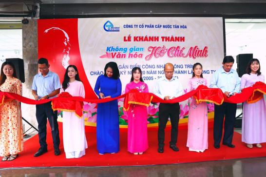 Công ty Cổ phần Cấp nước Tân Hòa tiếp tục khánh thành thiết chế Không gian Văn hóa Hồ Chí Minh tại Văn phòng giao dịch khách hàng 905 Âu Cơ, phường Tân Sơn Nhì, Thành phố Hồ Chí Minh