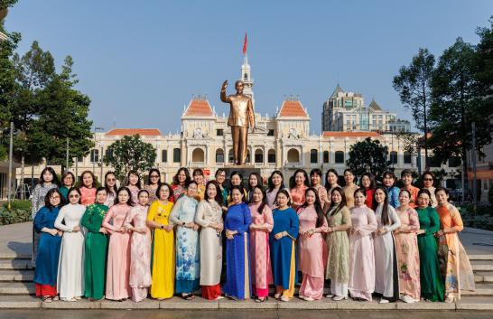 DẤU ẤN THÁNG BA – RẠNG RỠ TÀ ÁO DÀI BÊN TƯỢNG ĐÀI BÁC